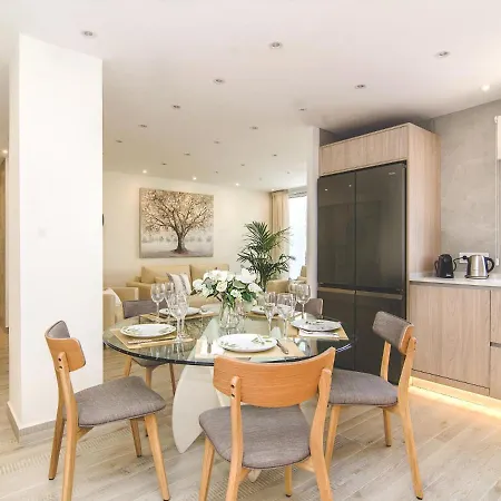Spaces Oasis Suites- 4 Bedroom, 4 Ensuite Bathrooms, Terrace, Pool, Centre Apartment